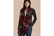 Burberry Classic Cashmere Scarf in Check - Plum Check 